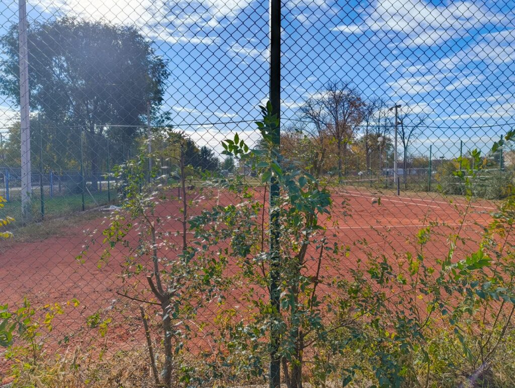 Teniski teren Elemir